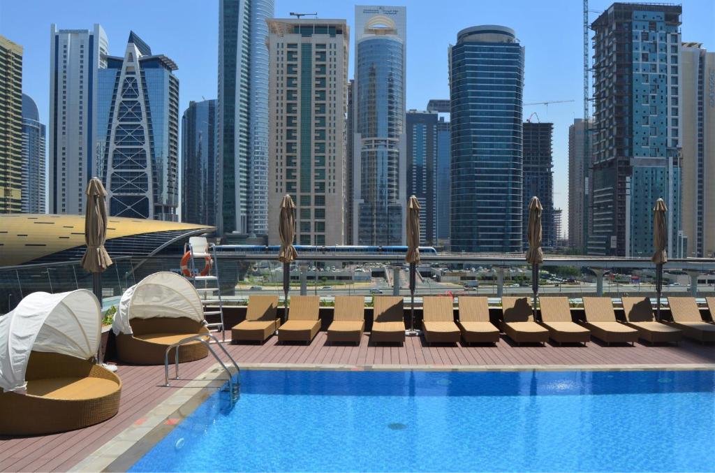 бассейн в Millennium Place Marina 4*
